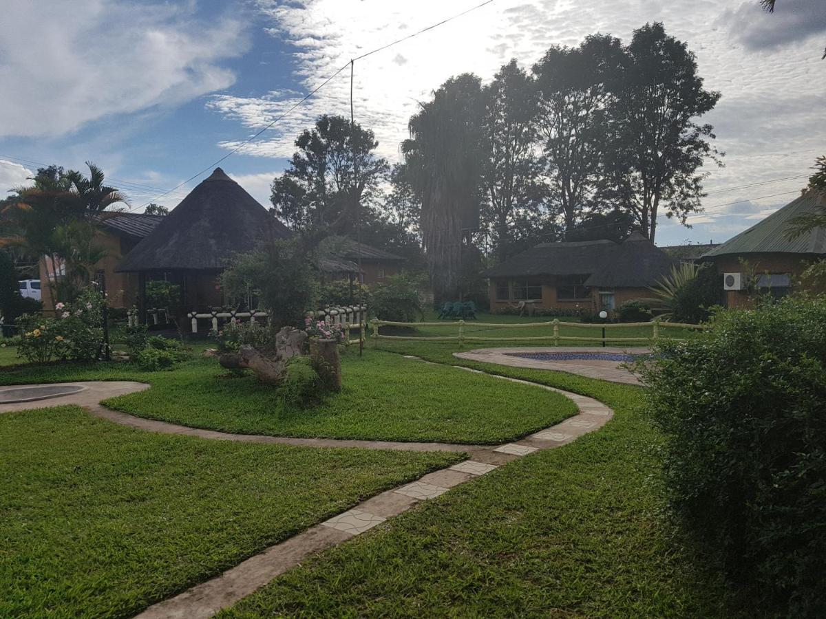 Reed Mat Lodge Lusaka Bagian luar foto